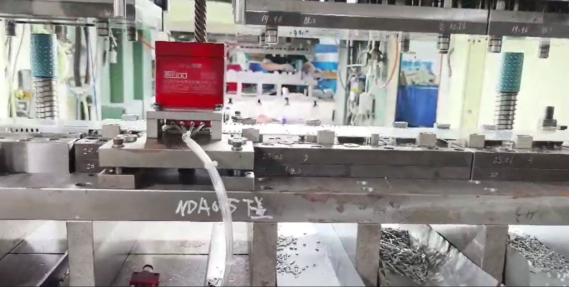 模內(nèi)攻牙，轉(zhuǎn)塔攻牙